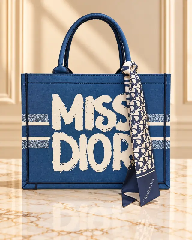 Miss Dior Graffiti Book Tote أزرق