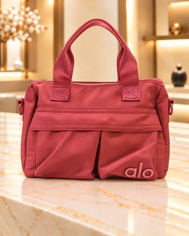 Alo Yoga Multi-Pocket Tote Bag أحمر