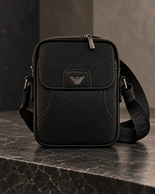 Emporio Armani Eagle Plate Bag أسود