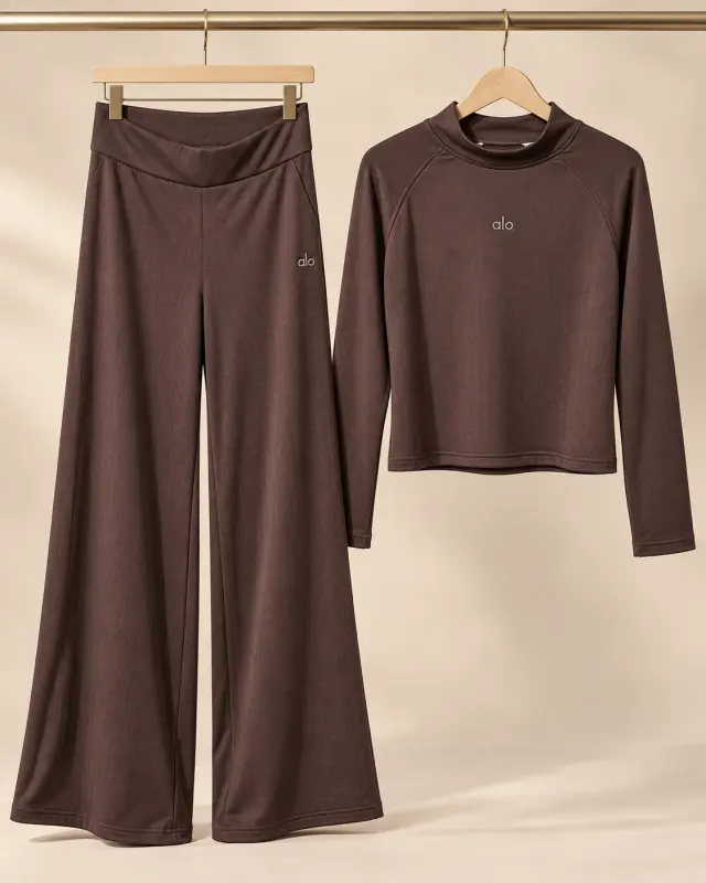 Alo Yoga Ribbed Lounge Set بني