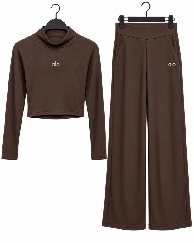 Alo Yoga Ribbed Lounge Set بني