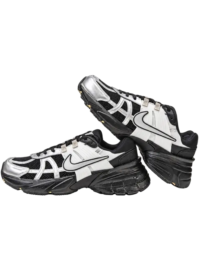 Nike V2K Run أسود مع فضي