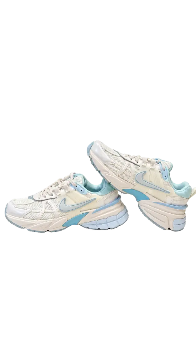 Nike V2K Run. أبيض مع سماوي